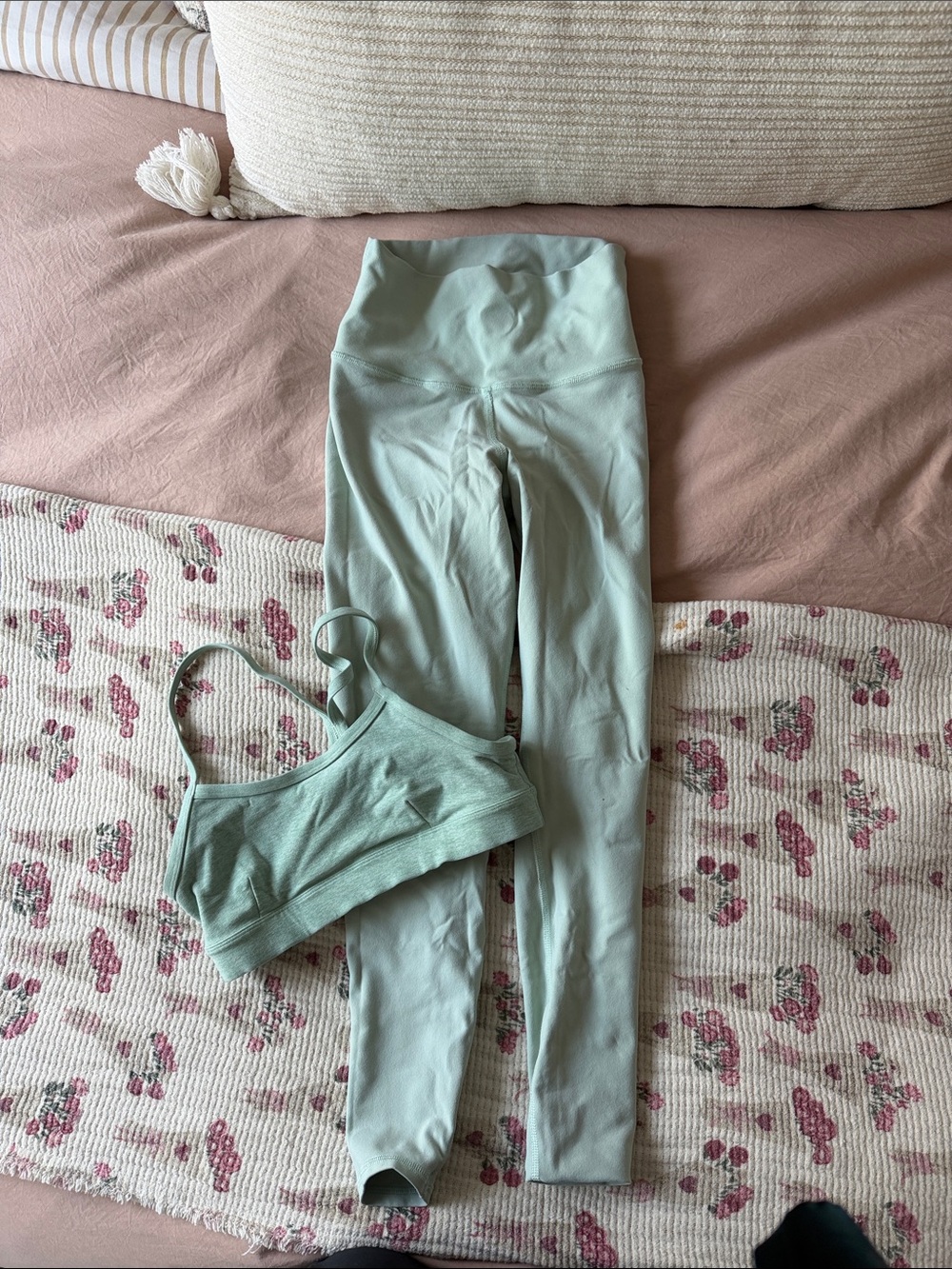 ALO Yoga Set in “HONEYDEW” - Size XS -top is Heather bottoms are not